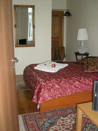 Гостевой дом Guest room in Old Town Вильнюс Двухместный номер с 1 кроватью и собственной ванной комнатой-1